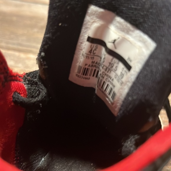 Super clean Black and Red Jordans 4c - Picture 5 of 5